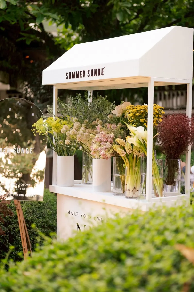 รถเข็น Flower Bar ของ Summer Sunde' กับดอกไม้ในแจกัน