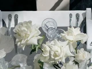 ริบบิ้นกำมะหยี่ดำบนผ้าขาว